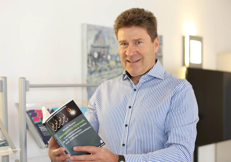 Ein Profilfoto des Unternehmensberaters Dr. Werner Boysen beim Lesen eines Buchs. 