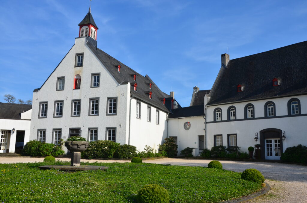 Eine Aufnahme des Klosterguts Besselich, dem Firmensitz von Dr. Boysen Management + Consulting. 