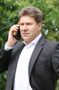 Ein Porträtfoto von Dr. Werner Boysen beim Telefonieren. 