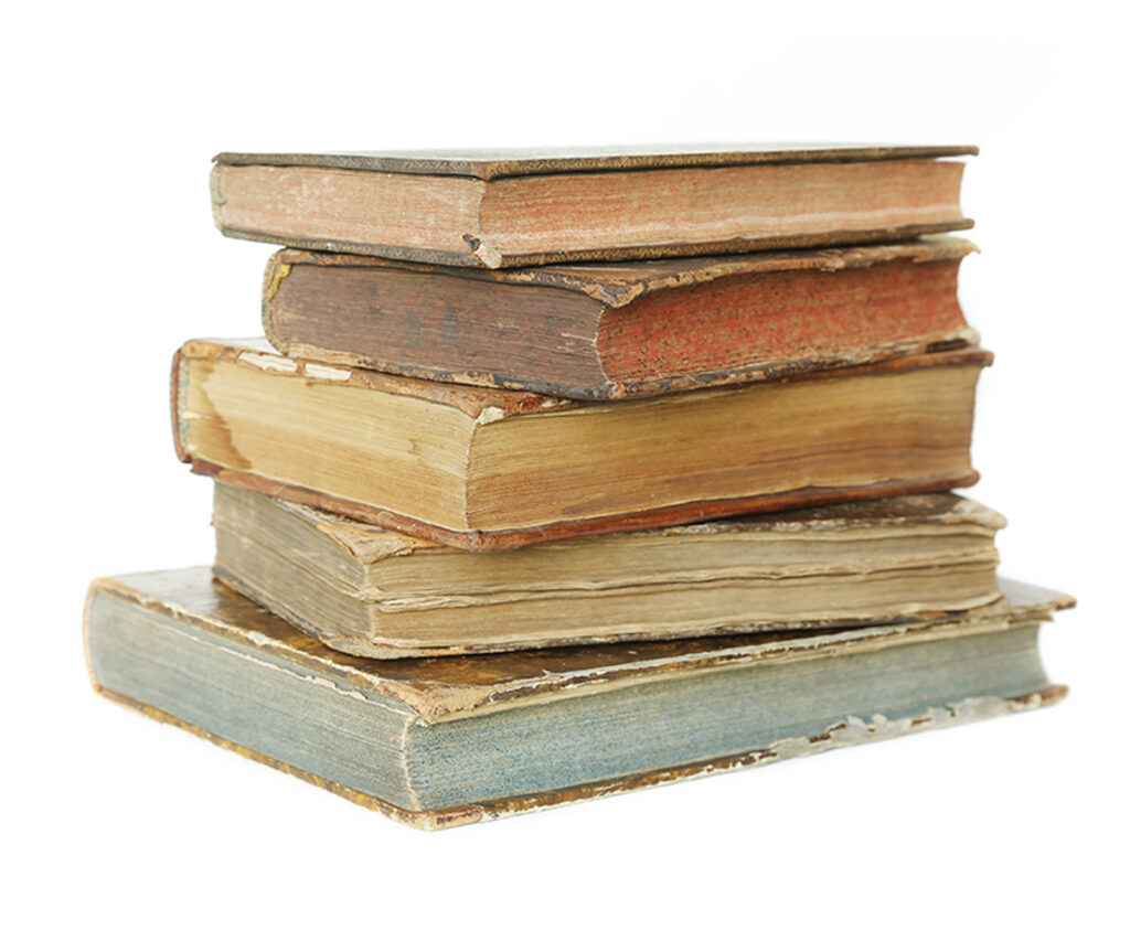 Alte Bücher auf einem Stapel. Ein Sinnbild für die Veröffentlichungen von Dr. Werner Boysen. 